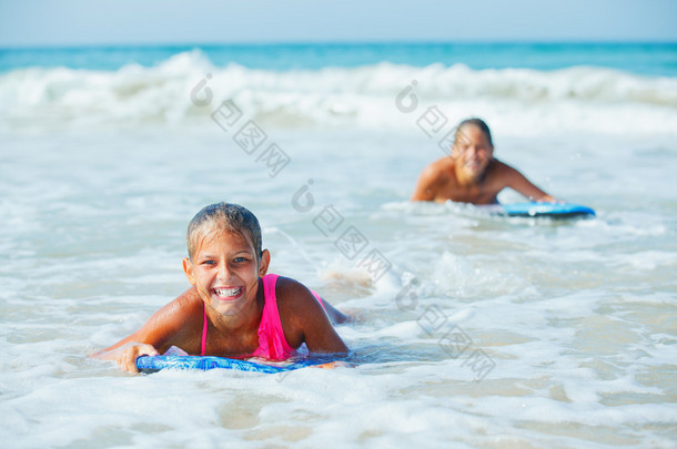 暑假-冲浪女孩.