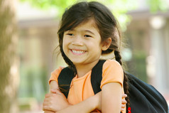可爱的五岁女孩准备开学第一天;