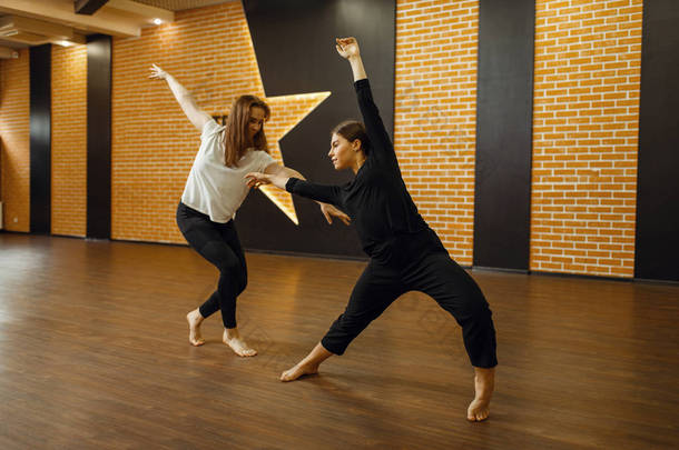 两名当代女<strong>舞蹈</strong>演员在演播室里表演. 班里的<strong>舞蹈</strong>演员训练，现代雅致<strong>舞蹈</strong>，伸展运动