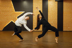 当代舞伴，一对舞伴在演播室摆姿势。 男女舞蹈演员在课堂上的锻炼、现代舞蹈表演、伸展运动