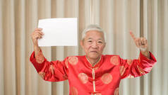 亚洲老年人手握中文新叶的带有复制空间的签名