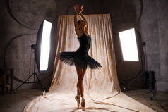 全身人像 身穿黑色舞衣的俄罗斯芭蕾舞演员