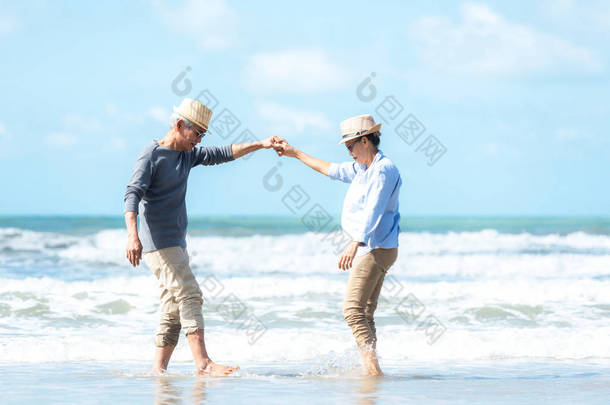 亚洲生活方式老年夫妇在沙滩上跳舞快乐和放松的时间。旅游老年家庭旅游休闲和活动后退休度假和夏季.