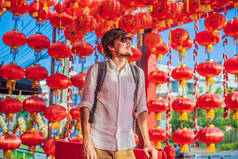 人们庆祝中国新年看中国红灯笼。中国灯笼