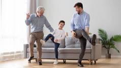 幸福三代男人一家人一起在客厅里跳舞
