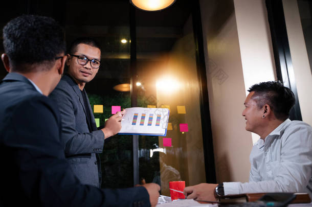 亚洲商人使用平板电脑进行分析文档和图表财务图工作会议