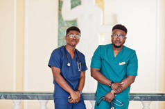 医院里两名专业的非洲男医生医疗他