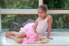 粉色紧身衣的美丽年轻舞者一直在芭蕾课培训