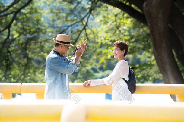 快乐浪漫的亚洲老人夫妇的形象户外在公园