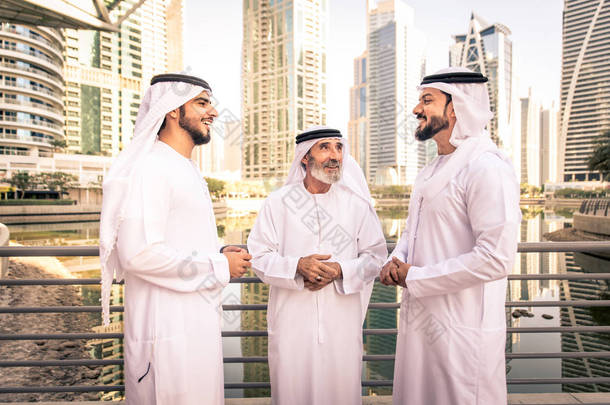 阿拉伯商人团体与坎杜拉会议在乌埃-中东男子在<strong>迪拜</strong>