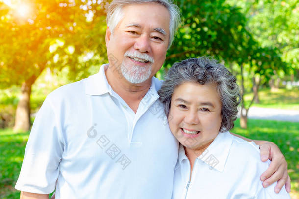 快乐的生活和长寿的概念。英俊的老人和美丽的老太婆拥抱在一起, 看镜头。年龄较大的夫妇身体很好, 也能获得幸福, 因为他们很好地照顾自己