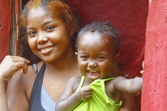 愉快的马达加斯加妇女与她的孩子