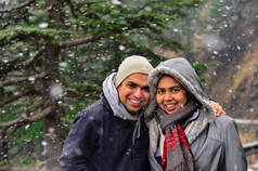 年轻的印度夫妇享受他们的第一个降雪在冬季假期在库夫里, 岛拉, 喜马查尔邦。这是一个很受欢迎的冬季出游, 人们来这里享受降雪、滑雪和冬季运动