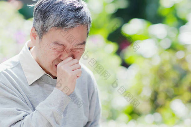 老人感冒和咳嗽户外