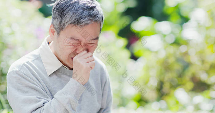 老人感冒和咳嗽户外