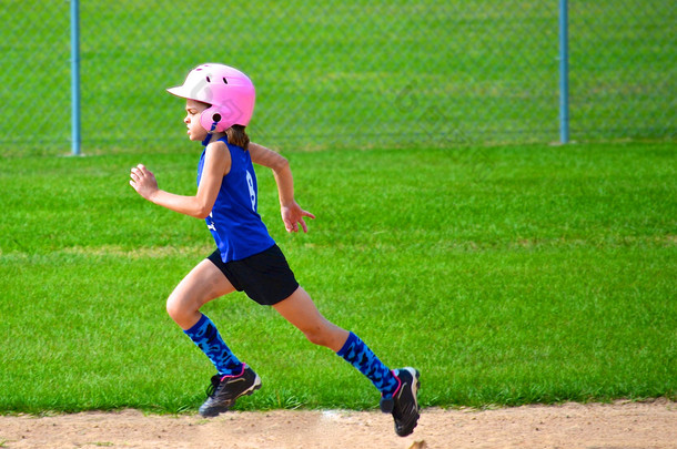 年轻的姑娘在垒球运行基地
