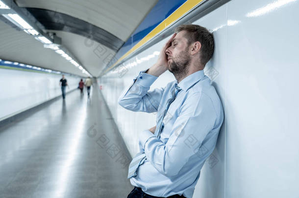 绝望的悲伤年轻的生意人遭受情感痛苦悲痛和深抑郁症独自坐在隧道地铁压力生活作风工作问题失败失业心理健康与抑郁症.
