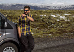 在山上驾驶汽车的人旅行到冰岛.