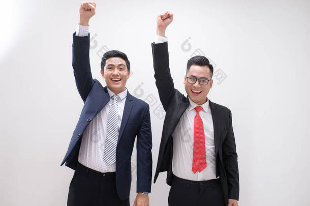 成功的亚洲商人举手与背景, 启动, 聪明的工作, 成功的人, 合作伙伴和团队理念的快乐或胜利