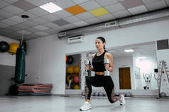 运动妇女在健身房做动力健身运动, abs 锻炼哑铃