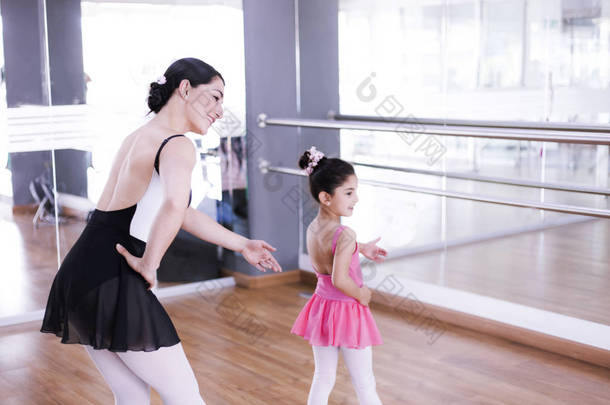 老师和小女孩练习芭蕾舞蹈