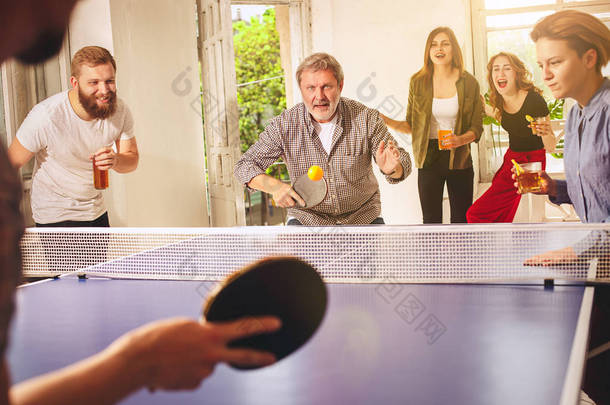 一群快乐的年轻朋友打<strong>乒乓球乒乓球</strong>