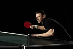 乒乓球运动中的情绪网球运动员的侧面观察黑色