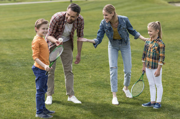 幸福的家庭，打羽毛球在公园
