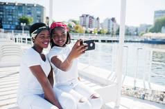 两个时尚和新潮的非洲裔美国女孩，穿上白色 clo