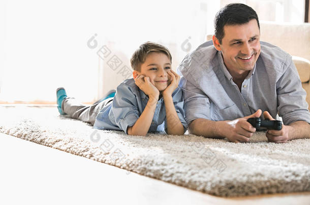 父亲和儿子在玩视频游戏