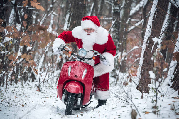 圣诞老人骑红色摩托车