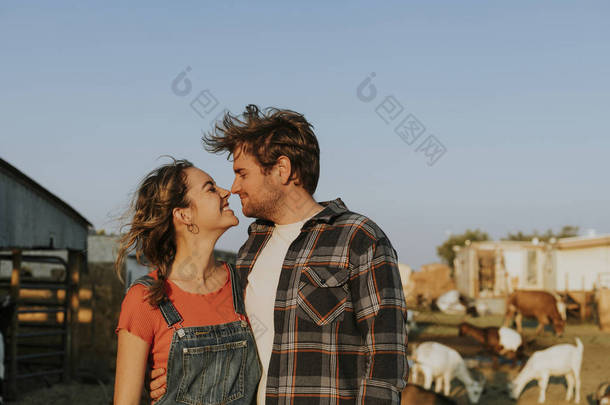 在农场的一对年轻幸福的夫妇的肖像