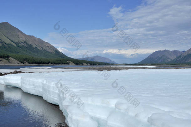 俄罗斯雅库特、 三达 khayata，河三达，8 月的脊。雅库特河的<strong>潮流</strong>中的永久冰域.
