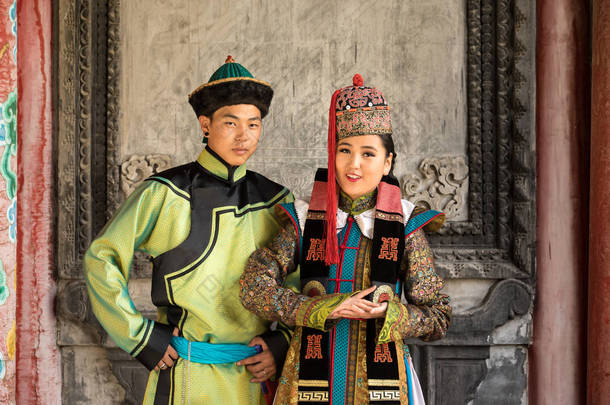 传统蒙古族服装中的情侣.