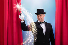 快乐的魔术师，头戴黑帽，带着发亮的魔杖做魔法