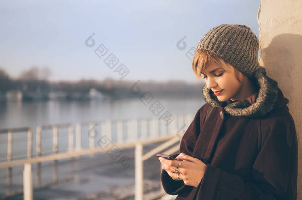 女人在户外使用的智能手机