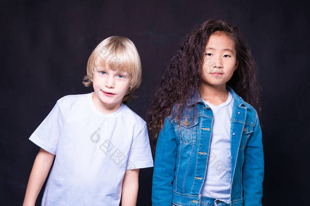 不同种族的孩子两个白种人和亚洲人的孩子金发