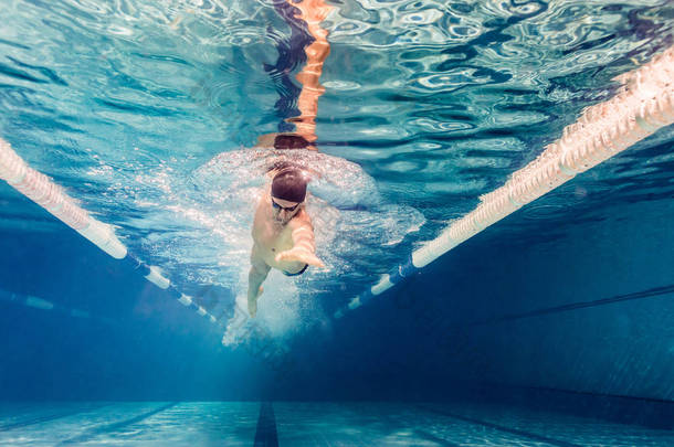 <strong>泳池</strong>游泳镜中年轻游泳运动员的水下图片