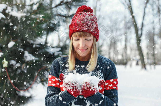 女孩抱着雪地上的手套，看着他