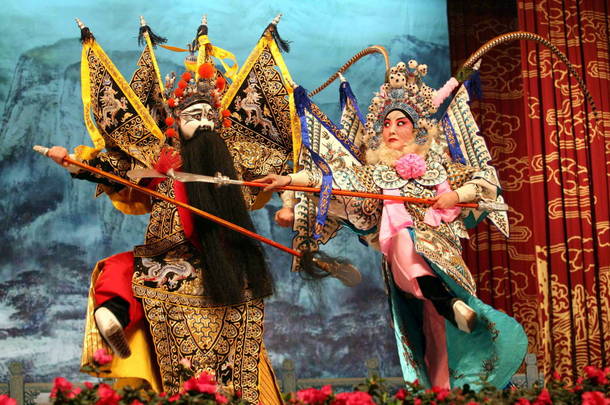 2007年12月22日，中国京剧演员侯丹梅（右）和杨东虎在中国西南部贵州省贵阳市演出京剧《铁弓的浪漫》.