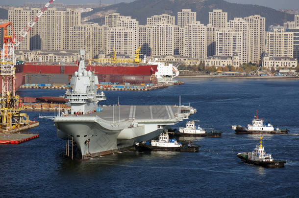 中国首艘<strong>国产</strong>航空母舰001a 号于2018年11月6日在中国东北辽宁省大连市完成第三次海上试验后, 抵达大连造船业有限公司造船厂.