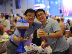 --资料图片：2015年6月27日，在中国东北黑龙江省哈尔滨市举行的哈尔滨国际啤酒节上，人们享用啤酒