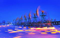 2009年12月17日，中国东北黑龙江省大庆油田的油田日出时泵送原油.