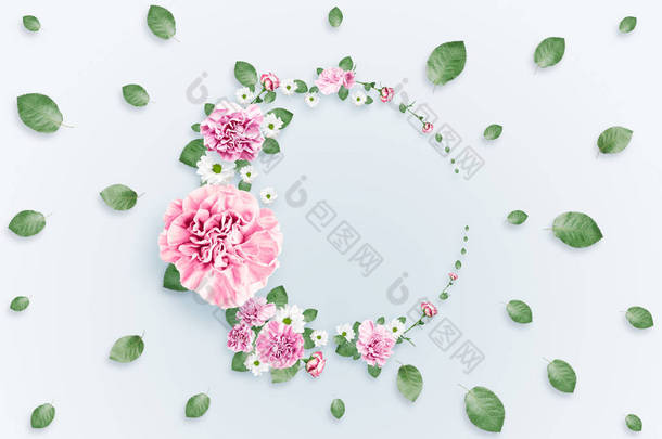 粉红色和米色的玫瑰和绿叶的图案在白色的背景。平躺, 顶部视图, 混合介质。春季背景, 情人节, 3月8日