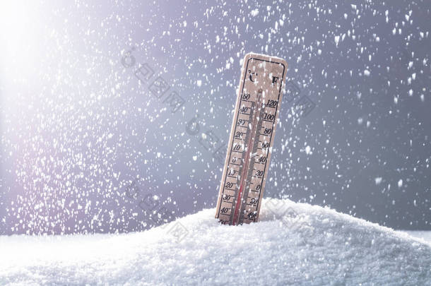 在大雪中显示低温的温度计