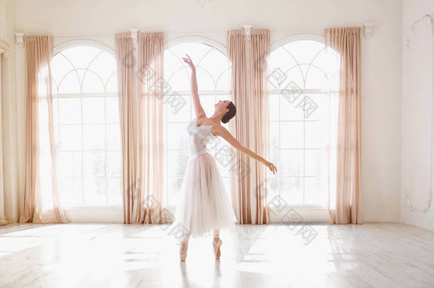 芭蕾舞演员在后台窗口的<strong>工作室</strong>跳舞.