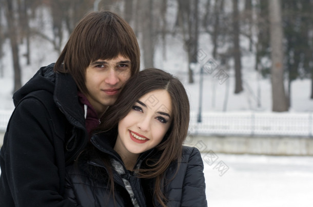 在冬季公园的年轻夫妇