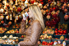 女人喝热红酒，圣诞市场，维也纳，奥地利