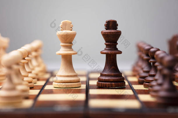 棕色和白色国王棋棋子在船上游戏