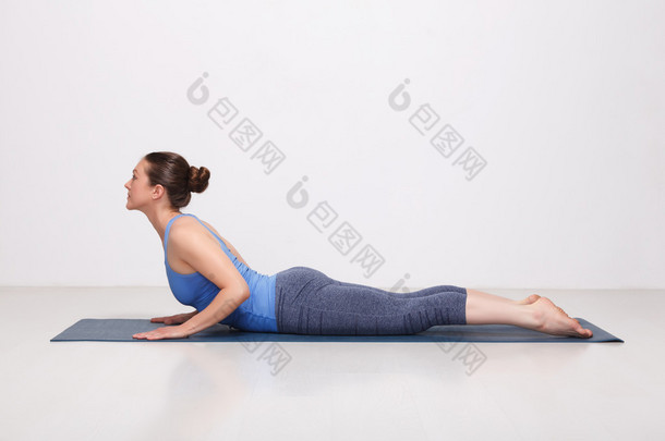 运动适合瑜伽女人做法瑜伽体式 bhujangasana